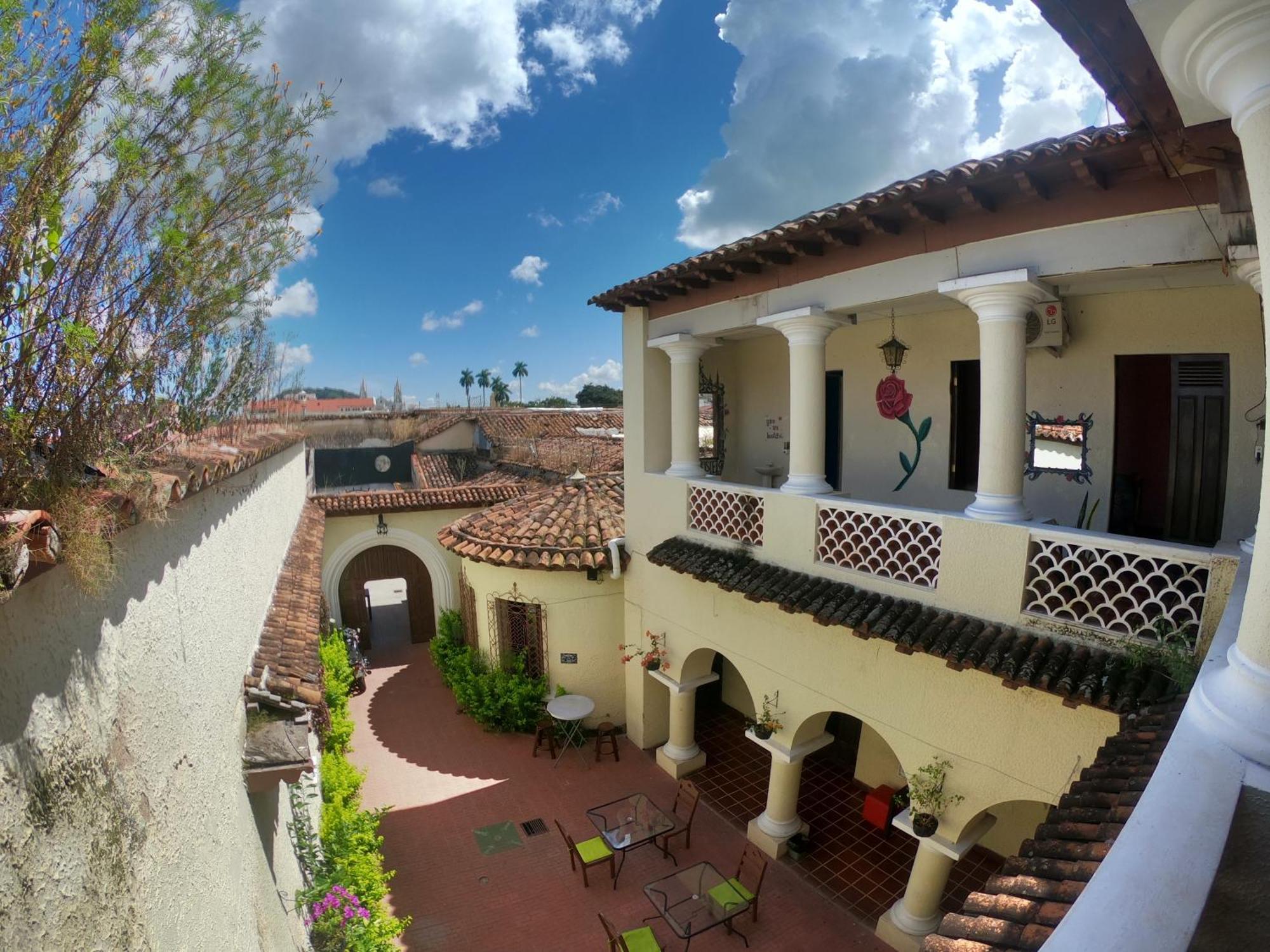 Ricks Hostel Santa Ana Exterior photo